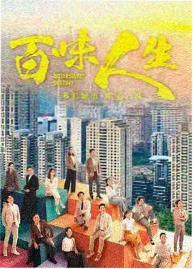 天幕影院散场后回收编号路牌的工作人员